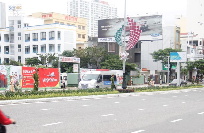 Xe chở đại biểu APEC trên phố Đà Nẵng - ảnh 3