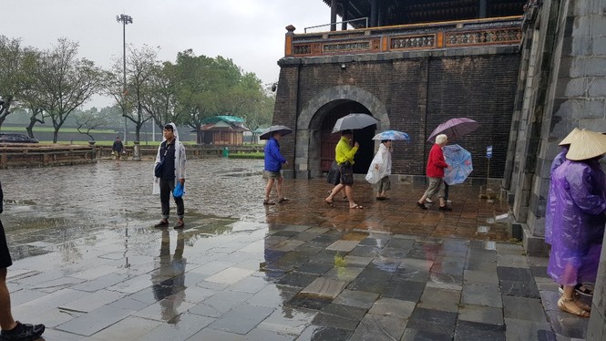 Giữa mưa lũ, Đại nội Huế vẫn nườm nượp khách tham quan - ảnh 1