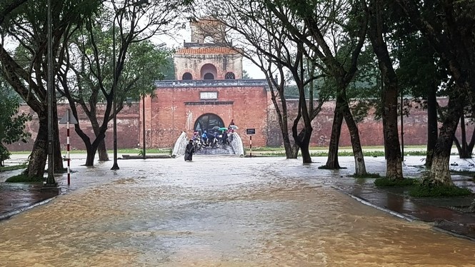 Giữa mưa lũ, Đại nội Huế vẫn nườm nượp khách tham quan - ảnh 5