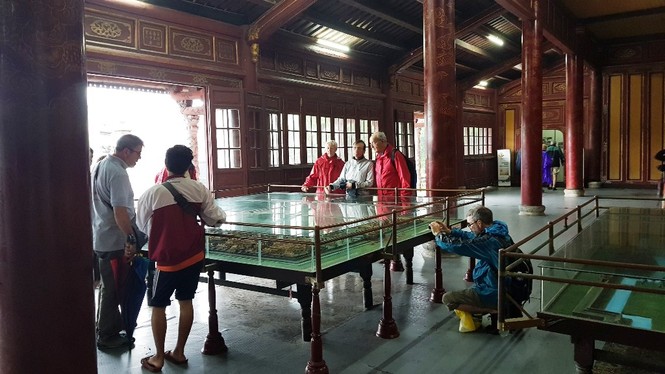 Giữa mưa lũ, Đại nội Huế vẫn nườm nượp khách tham quan - ảnh 12