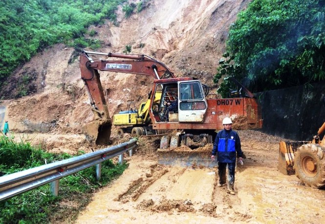 TT-Huế: Mưa lũ không ngớt gây sạt lở, chia cắt giao thông - ảnh 1