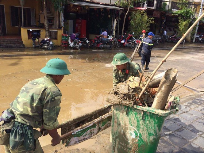 Hơn 600 chiến sĩ căng sức dọn lụt Hội An đón đoàn APEC - ảnh 4