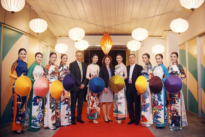 Ngọc Hân cùng dàn người đẹp diễn áo dài tại tiệc chào mừng APEC - ảnh 2