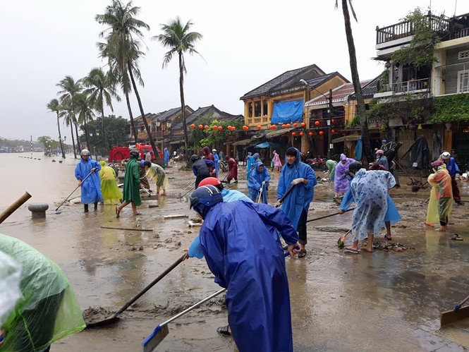 Hơn 600 chiến sĩ căng sức dọn lụt Hội An đón đoàn APEC - ảnh 5