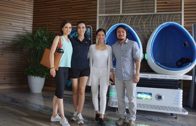 Bố mẹ sang Trung Quốc cổ vũ Mỹ Linh thi chung kết Miss World - ảnh 3
