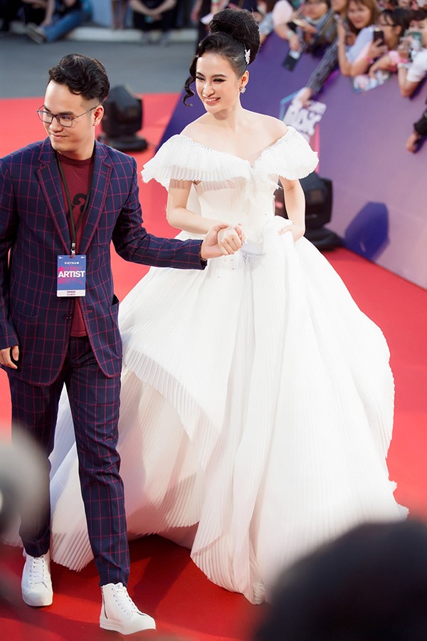 Điều gì khiến Angela Phương Trinh trở thành tâm điểm trên thảm đỏ MAMA 2017 - ảnh 1