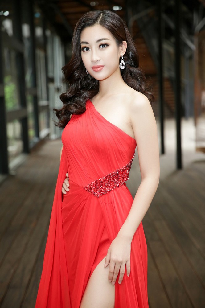Đỗ Mỹ Linh diện đầm đỏ gợi cảm, khoe dáng quyến rũ tại sự kiện - ảnh 2