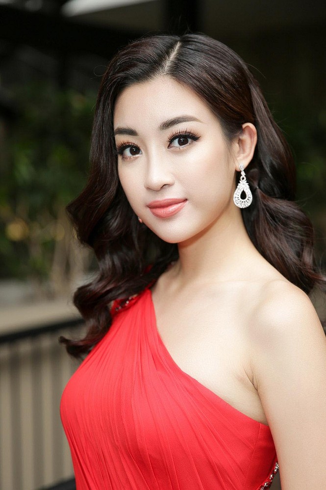 Đỗ Mỹ Linh diện đầm đỏ gợi cảm, khoe dáng quyến rũ tại sự kiện - ảnh 4