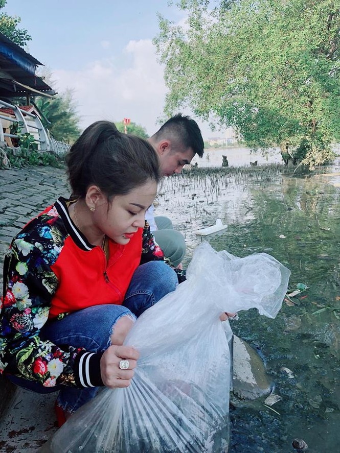Lê Giang đi chùa phóng sinh giữa ồn ào tố chồng cũ bạo hành - ảnh 4