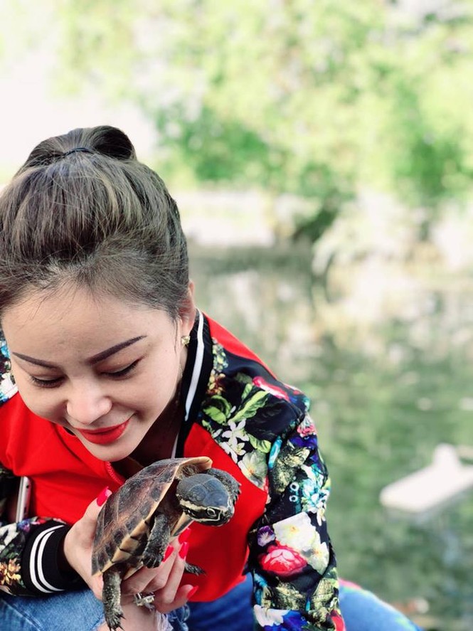 Lê Giang đi chùa phóng sinh giữa ồn ào tố chồng cũ bạo hành - ảnh 6