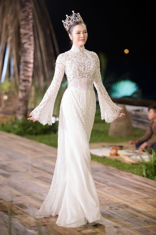 Áo dài của Lý Nhã Kỳ đấu giá được 500 triệu đồng trong show thời trang - ảnh 7