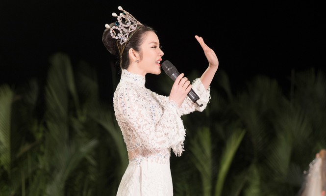 Áo dài của Lý Nhã Kỳ đấu giá được 500 triệu đồng trong show thời trang - ảnh 9
