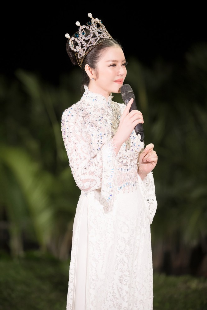 Áo dài của Lý Nhã Kỳ đấu giá được 500 triệu đồng trong show thời trang - ảnh 10