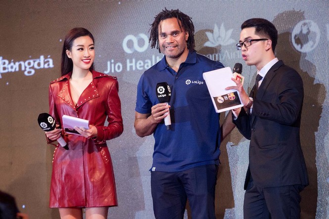 Hoa hậu Mỹ Linh mặc đầm đỏ quyến rũ selfie cùng 'huyền thoại Real Madrid' - ảnh 4