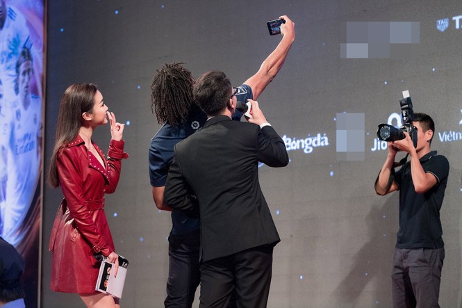 Hoa hậu Mỹ Linh mặc đầm đỏ quyến rũ selfie cùng 'huyền thoại Real Madrid' - ảnh 3