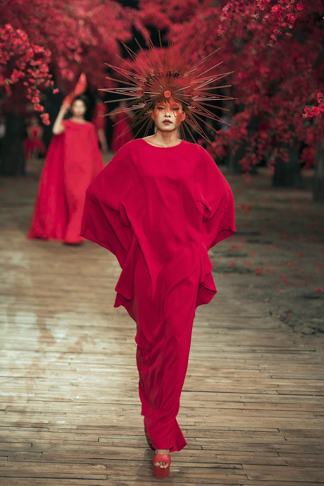 Tăng Thanh Hà đẹp không tì vết, 'tái xuất' sàn catwalk - ảnh 11