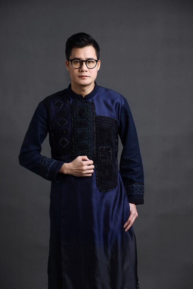 Quang Dũng bất ngờ làm người mẫu áo dài bên Phạm Thu Hà - ảnh 1