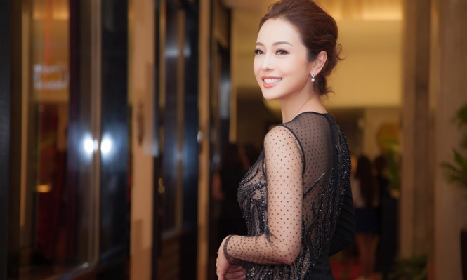'Gái ba con' Jennifer Phạm mặc xuyên thấu, khoe vòng 1 gợi cảm - ảnh 4