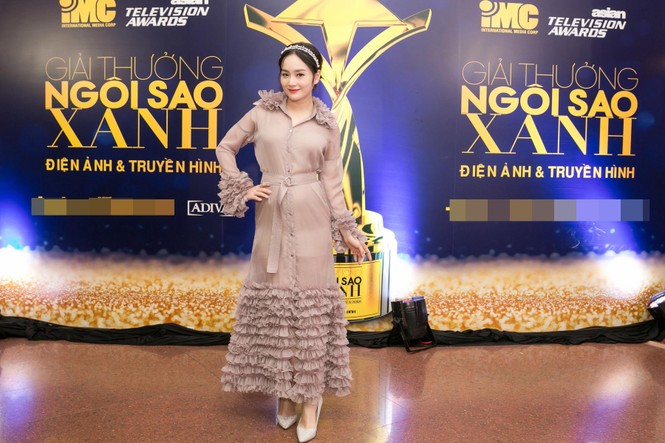 Lan Phương mặc váy 'khó hiểu' sau khi công bố đính hôn bạn trai tây - ảnh 2