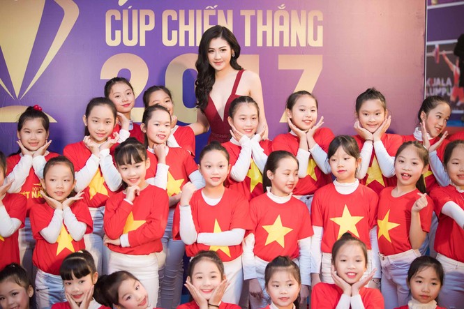 Á hậu Tú Anh quyến rũ bên dàn cầu thủ bóng rổ điển trai - ảnh 6