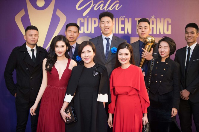 Á hậu Tú Anh quyến rũ bên dàn cầu thủ bóng rổ điển trai - ảnh 5