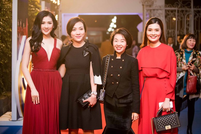 Á hậu Tú Anh quyến rũ bên dàn cầu thủ bóng rổ điển trai - ảnh 10