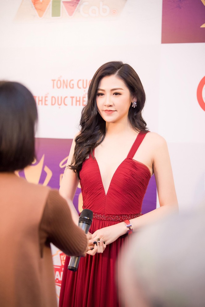 Á hậu Tú Anh quyến rũ bên dàn cầu thủ bóng rổ điển trai - ảnh 3