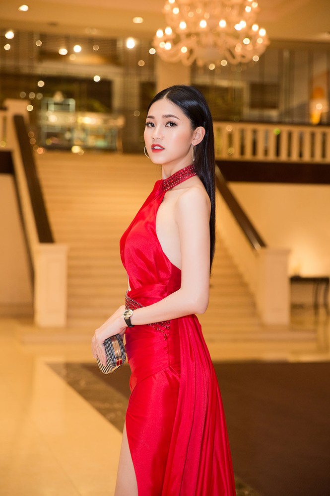 Hoa hậu Mỹ Linh vai trần quyến rũ, hội ngộ Á hậu Thanh Tú - ảnh 4