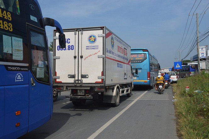 Trạm thu phí BOT Sóc Trăng lại 'dậy sóng' lúc sáng sớm - ảnh 1