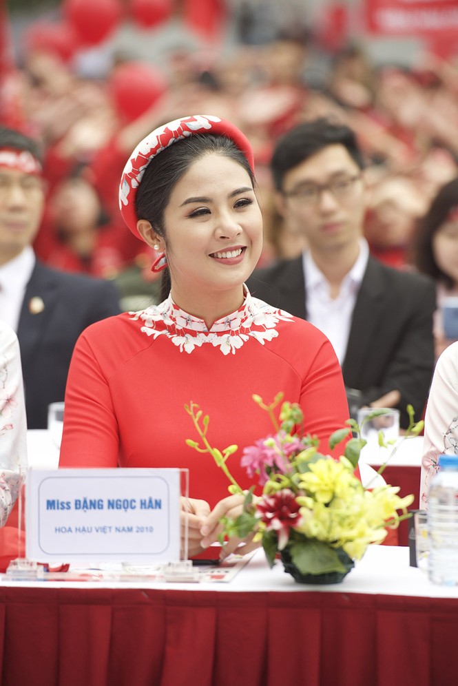 Ngọc Hân rạng rỡ hiến máu, hội ngộ Mỹ Linh tại Chủ Nhật Đỏ - ảnh 1