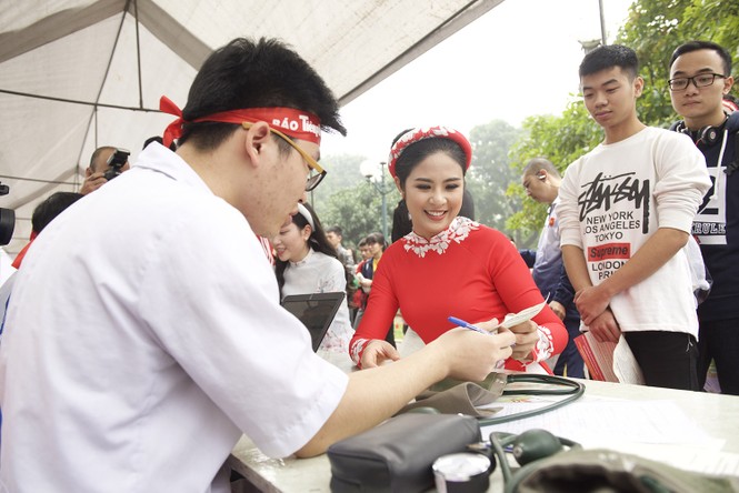 Ngọc Hân rạng rỡ hiến máu, hội ngộ Mỹ Linh tại Chủ Nhật Đỏ - ảnh 2