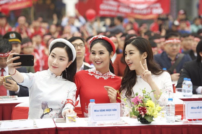 Ngọc Hân rạng rỡ hiến máu, hội ngộ Mỹ Linh tại Chủ Nhật Đỏ - ảnh 10