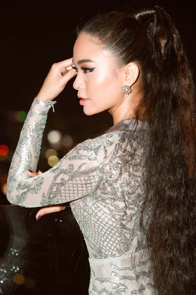 Á Hậu Mâu Thủy bất ngờ 'đốn tim' fans với chiếc đầm xẻ sâu gợi cảm - ảnh 7