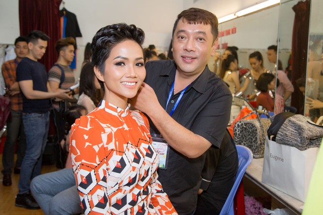 H'Hen Niê mặc áo dài, lần đầu 'tái xuất' sàn catwalk sau đăng quang - ảnh 1