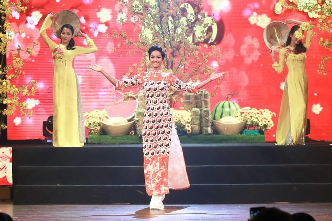 H'Hen Niê mặc áo dài, lần đầu 'tái xuất' sàn catwalk sau đăng quang - ảnh 4
