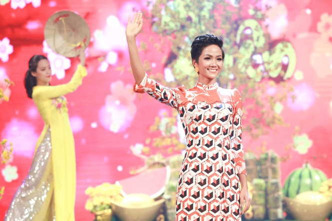 H'Hen Niê mặc áo dài, lần đầu 'tái xuất' sàn catwalk sau đăng quang - ảnh 6