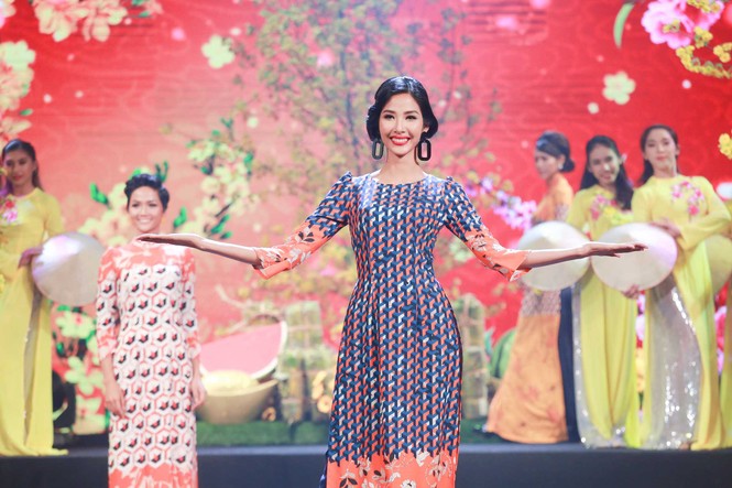 H'Hen Niê mặc áo dài, lần đầu 'tái xuất' sàn catwalk sau đăng quang - ảnh 8