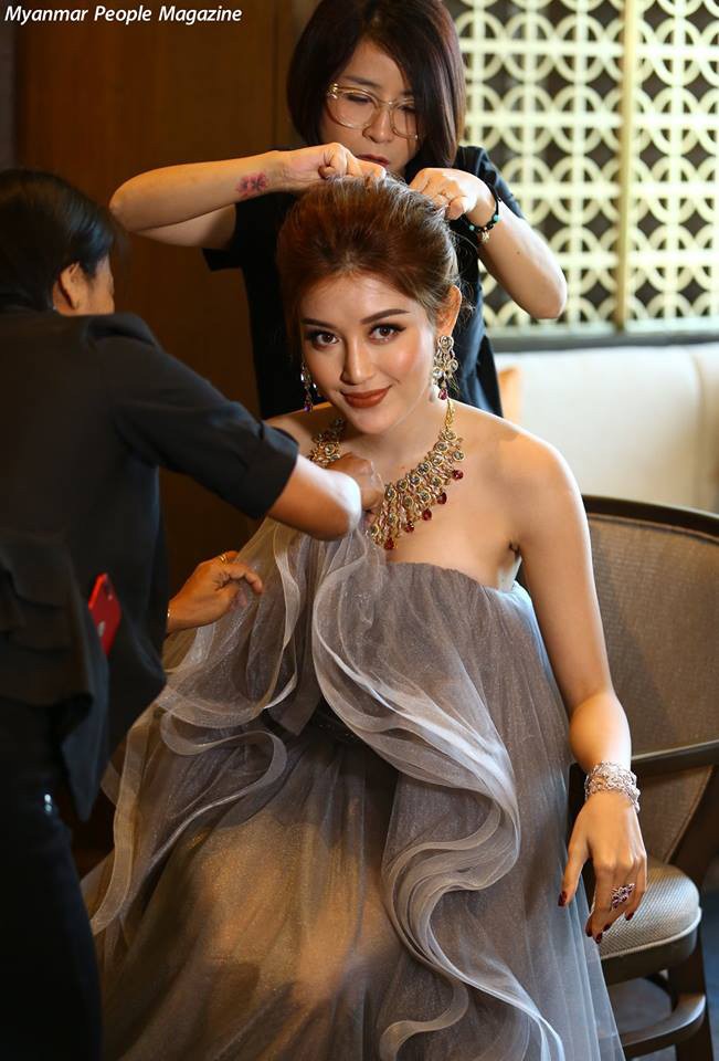 Huyền My xuất hiện đẹp quyến rũ, được truyền thông săn đón ở Myanmar - ảnh 6