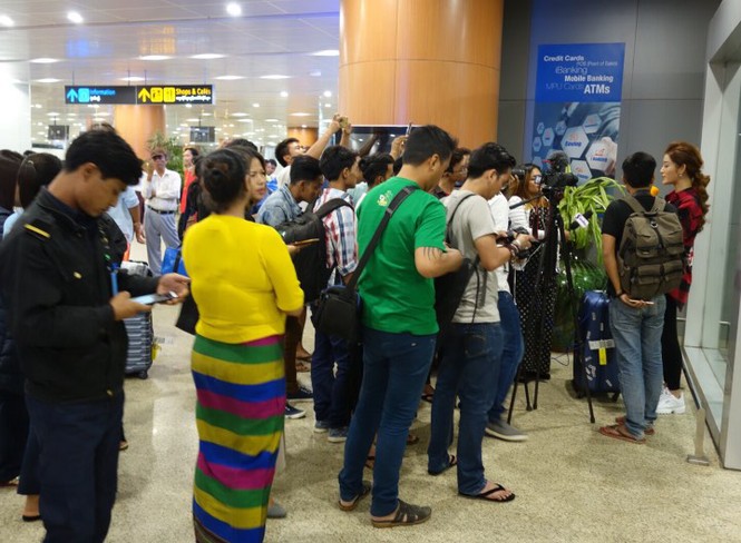 Huyền My xuất hiện đẹp quyến rũ, được truyền thông săn đón ở Myanmar - ảnh 8