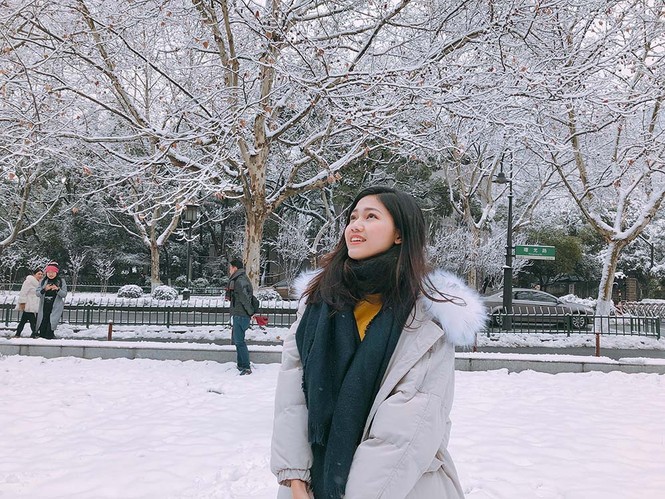 Á hậu Thanh Tú tại Thường Châu, mong tuyết ngừng rơi trước trận U23 VN - ảnh 2