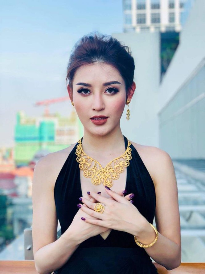 Huyền My xuất hiện đẹp quyến rũ, được truyền thông săn đón ở Myanmar - ảnh 1