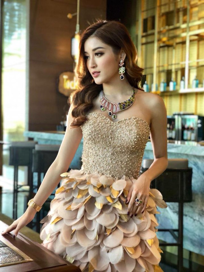 Huyền My xuất hiện đẹp quyến rũ, được truyền thông săn đón ở Myanmar - ảnh 2