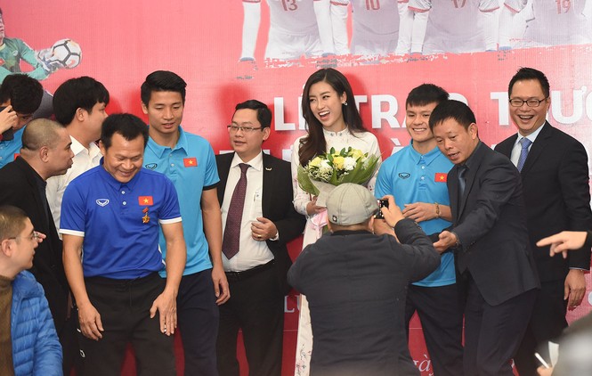 Quang Hải bẽn lẽn khi bị trêu về chiều cao bên hoa hậu Mỹ Linh - ảnh 8