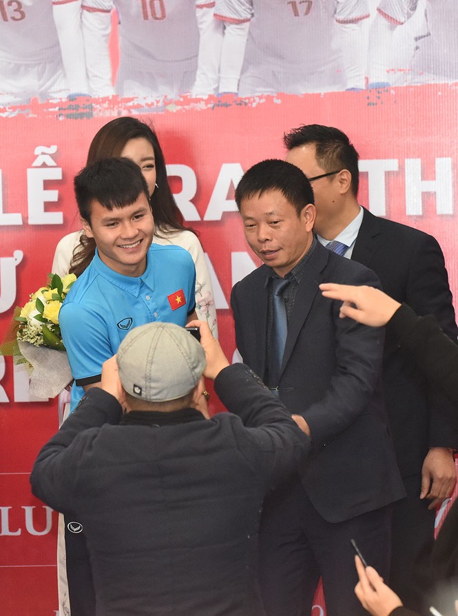 Quang Hải bẽn lẽn khi bị trêu về chiều cao bên hoa hậu Mỹ Linh - ảnh 9