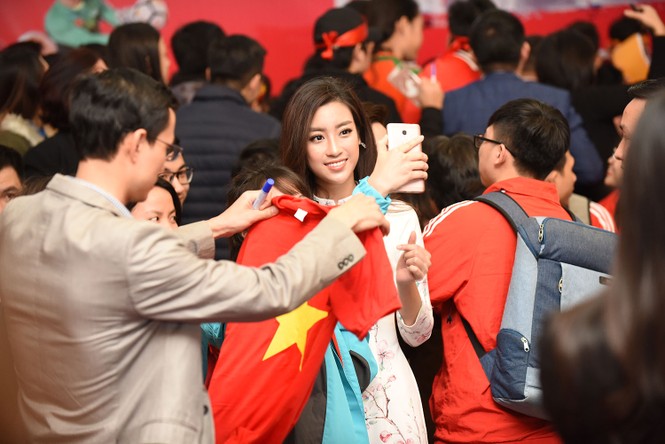 Quang Hải bẽn lẽn khi bị trêu về chiều cao bên hoa hậu Mỹ Linh - ảnh 1