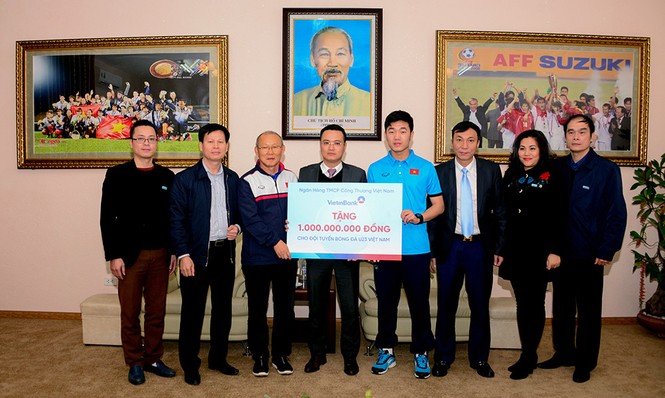 VietinBank trao tặng U23 Việt Nam 1 tỷ đồng - ảnh 1