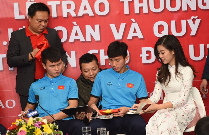 Quang Hải bẽn lẽn khi bị trêu về chiều cao bên hoa hậu Mỹ Linh - ảnh 6