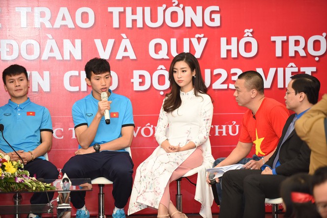 Quang Hải bẽn lẽn khi bị trêu về chiều cao bên hoa hậu Mỹ Linh - ảnh 5