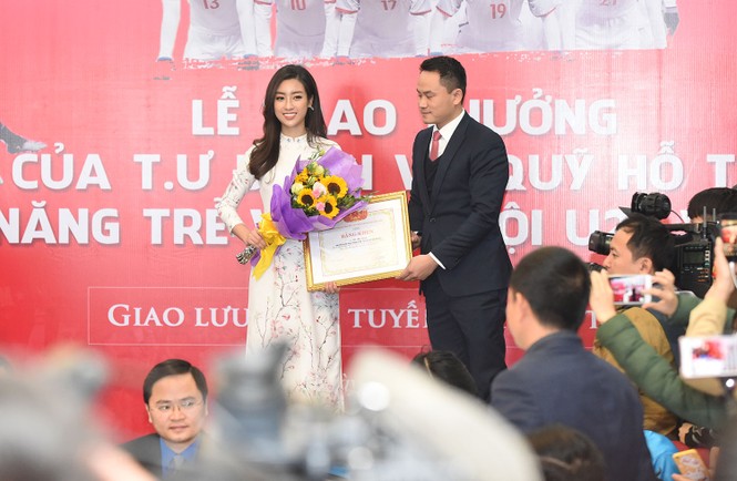 Quang Hải bẽn lẽn khi bị trêu về chiều cao bên hoa hậu Mỹ Linh - ảnh 10