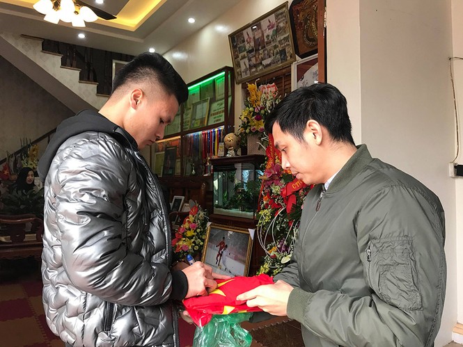 Người thân vỡ oà chào đón Quang Hải về thăm nhà - ảnh 4